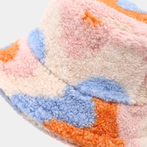 Gros plan détaillé sur la texture du tissu moutonné coloré d'un bob d'hiver chaud