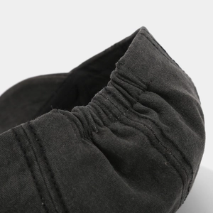 Detailaufnahme der schwarzen Baumwoll-Schirmmütze mit Nähten und elastischem Band