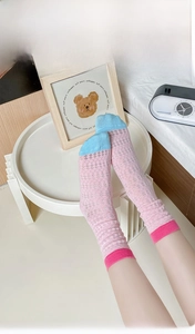 Détail de chaussettes en résille bicolores montrant la maille ajourée et la texture respirante