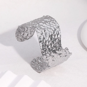 Bracelet manchette large en argent avec texture martelée et finition métallique
