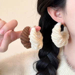 Boucles d'oreilles créoles tricotées en laine crème et marron au design rétro chic