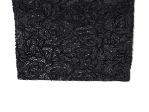 Detailaufnahme von schwarzer Blumenspitze mit Pailletten und strukturierter Optik