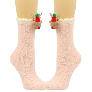 Detailansicht rosa Korallenvlies Socken mit 3D Plüsch Rentier Puppen und weißem Kunstfellbesatz
