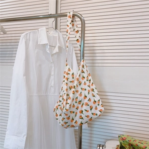 Détail du sac cabas en coton souple avec imprimé floral de tulipes sur toile blanche