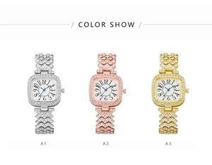 Trois montres carrées en diamant en argent, or rose et or présentées horizontalement
