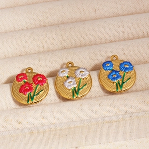 Detailansicht der französischen Vintage Emaille-Blumenanhänger mit goldener Hammerschlag-Optik
