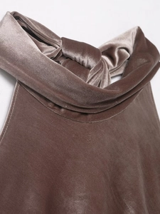 Detailansicht eines kaffeebraunen Samttops mit schickem Twist-Knoten-Neckholder