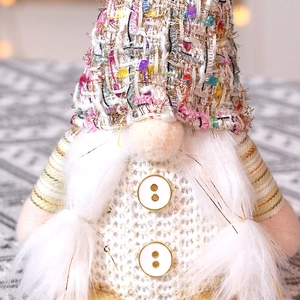 Gnome de Noël en peluche debout avec chapeau en tweed et corps en tricot blanc