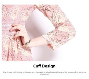 Détail de la manchette d'une robe en dentelle rose avec broderie florale délicate