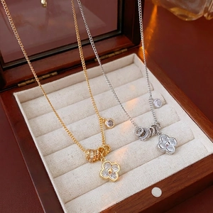 Collana con ciondolo a quadrifoglio placcata oro 18k con cristalli e bordo perlato