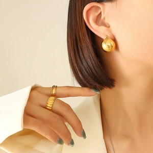 Minimalist 18K gold-plated U-shaped earrings and rings set on a professional model