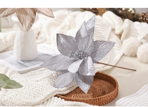 Détail de la fleur de poinsettia argentée pailletée pour décoration de Noël élégante