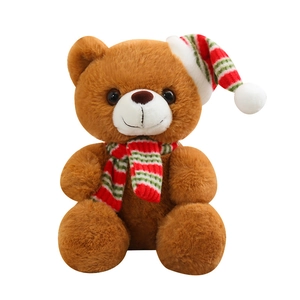 Ours en peluche de 20cm avec écharpe et bonnet de Noël rayés sur fond blanc immaculé