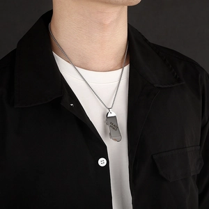 Collier hip hop avec pendentif skateboard argenté et gravure Skate Spirit sur chaîne