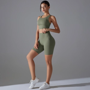 Vista laterale dettagliata del set yoga verde oliva senza cuciture con pantaloncini a vita alta