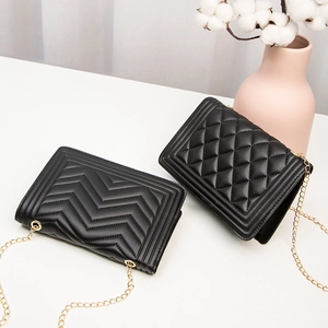 Elegante schwarze gesteppte Lederumhängetaschen mit Goldkette und klassischem Klappendesign