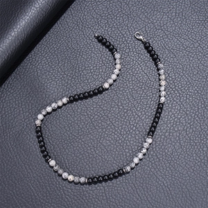 Collier de perles de 6 mm en pierre naturelle mate noire et marbrée sur fond de cuir noir