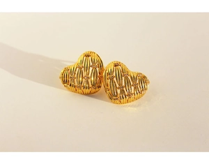 Macro de boucles d'oreilles cœur dorées avec incrustations de zircons et design évidé