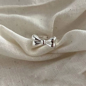 Elegant 925 sterling silver bow knot open ring with a polished mirror finish for women
