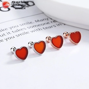 Detailed view of 925 silver heart stud earrings in silver and rose gold finishes