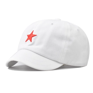 Gros plan sur l'étoile rouge brodée d'une casquette de baseball blanche à bord court