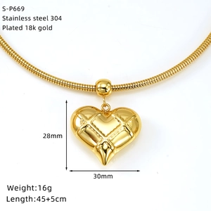 Vue détaillée du pendentif coeur plaqué or 18 carats avec dimensions et spécifications