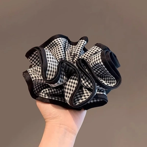 Chouchou large à carreaux noir et blanc avec tissu plissé et bordure noire chic