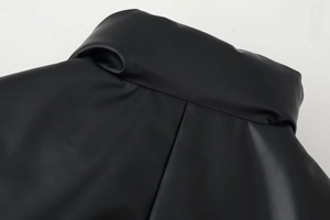 Dettaglio ravvicinato del colletto alla coreana e della texture in pelle della giacca