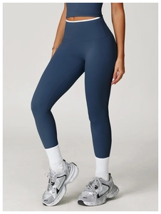Detailansicht der High-Waist Yogahose mit weißem Kontrastbund und marineblauem Mattstoff