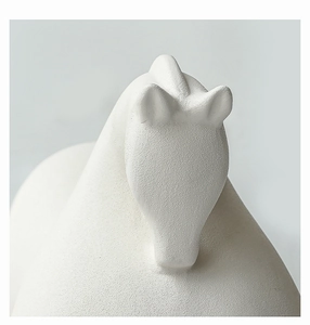 Détail d'une sculpture de tête de cheval en céramique blanche à texture mate