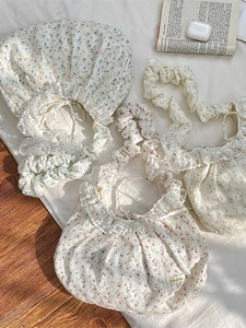 Sac à bandoulière floral avec bordure en dentelle et anses plissées en bleu et mauve