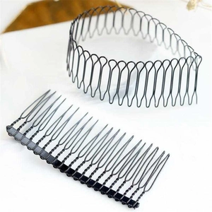 Detailansicht von mattem schwarzem Metall-Wellenstirnband und Kamm-Set für das Haarstyling