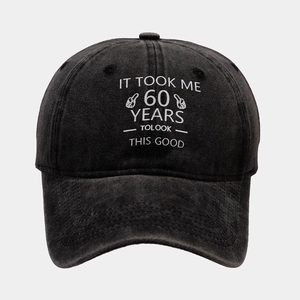Gros plan sur la casquette en coton délavé vintage avec slogan du 60e anniversaire