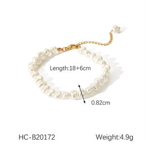 Detail of freshwater pearl bracelet with adjustable golden clasp and dimensions