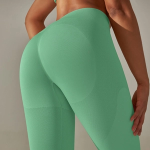 Dettaglio dei leggings senza cuciture verde menta con effetto push-up e trama traspirante