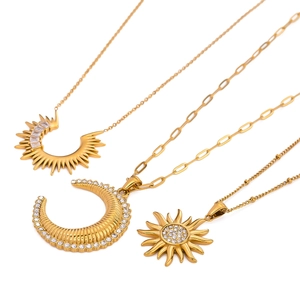 Lot de trois colliers dorés soleil et lune avec pendentifs en zircon et strass