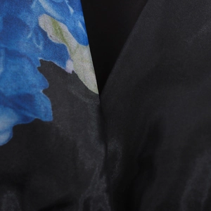 Mini abito francese in organza con scollo a V e stampa floreale blu su tessuto nero