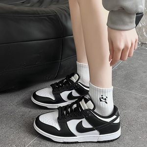 Women's low-cut sports sneakers in panda black and white with cute panda embroidery socks