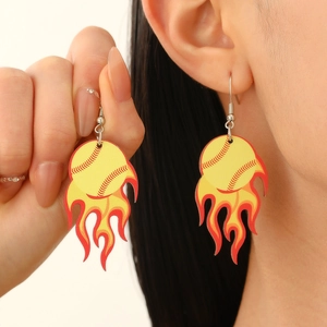 Détail d'un mannequin portant des boucles d'oreilles softball jaune et flamme