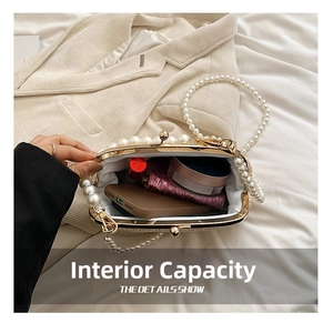 Vue détaillée du compartiment intérieur spacieux de ce sac de soirée tissé à perles