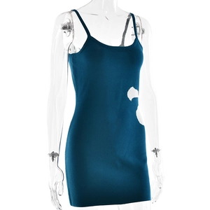 Détail de mini-robe moulante bleue en maille côtelée avec bretelles sur mannequin transparent