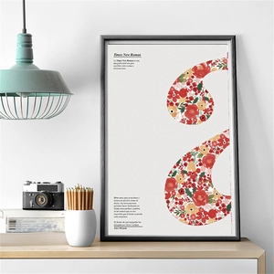 Detalle de lámina artística floral abstracta con marco negro sobre escritorio de madera