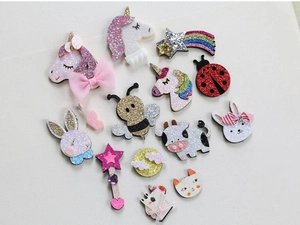 Vue à plat de barrettes à paillettes licorne et animaux colorés pour petites filles