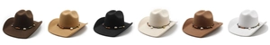 Vielfalt an Cowboyhüten aus Wollfilz in verschiedenen Farben mit Ethno-Perlenbändern