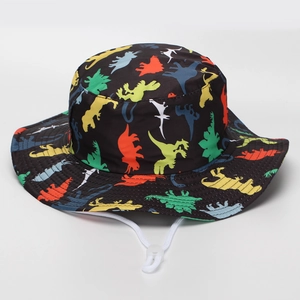 Détail du chapeau soleil noir pour enfants avec motifs dinosaures et cordon réglable
