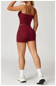 Vue arrière de l'ensemble de fitness bordeaux avec taille haute et tissu extensible