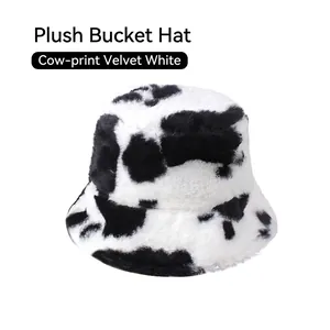 Détail du chapeau bob en peluche avec motif vache noir et blanc et texture fausse fourrure