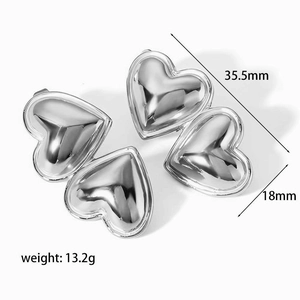 Detail view of 18K silver heart earrings with dimensions 35.5mm and weight 13.2g