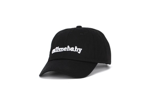 Dettaglio del ricamo bianco 'callmebaby' sul berretto da baseball in cotone nero