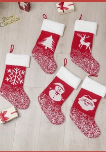 Set mit fünf roten gestrickten Nikolausstiefeln mit Schneeflocken und Rentieren
